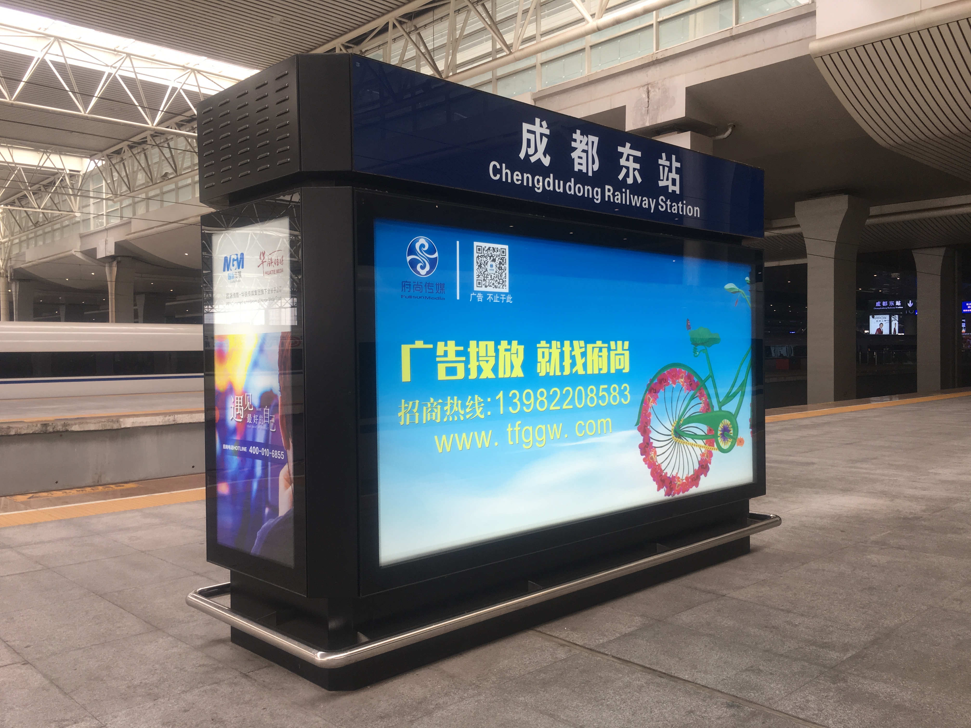【鑫泰來候車亭】成都東站長長的站臺上多媒體廣告燈箱投入使用